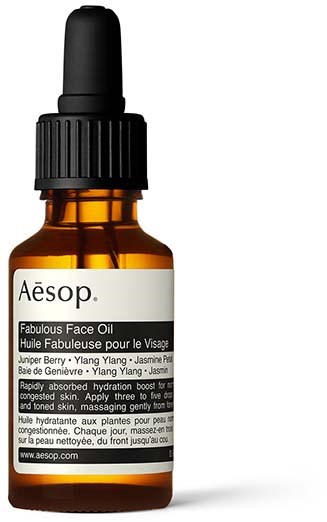 Eine kleine braune Flasche mit Tropfer, beschriftet Aesop Fabulous Face Oil, enthält ein natürliches Hautpflegeprodukt.