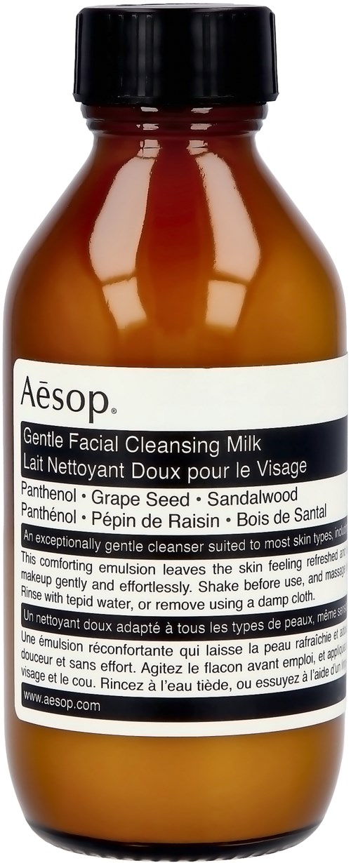 Eine Flasche Aesop sanfte Gesichtsreinigungsmilch mit weißem und schwarzem Etikett, enthält Inhaltsstoffe wie Panthenol, Traubenkernöl und Sandelholz.