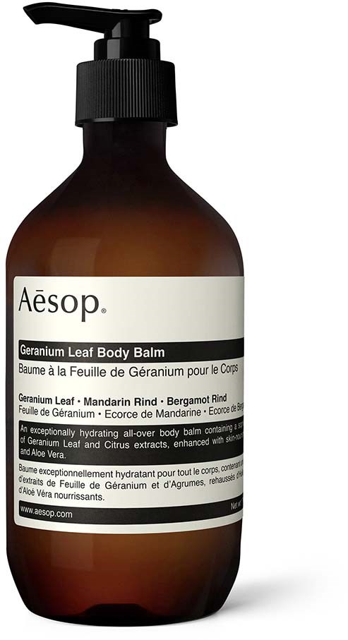 Eine dunkle bernsteinfarbene Flasche mit schwarzem Pumpkopf, beschriftet als Aesop Geranium Leaf Body Balm, enthält feuchtigkeitsspendende Inhaltsstoffe.