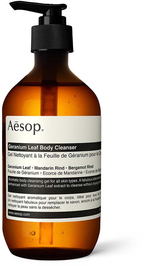 Braune Flasche mit schwarzem Pumpen enthält Aesop Geranium Leaf Body Cleanser, Etikett zeigt Produktsdetails in mehreren Sprachen.