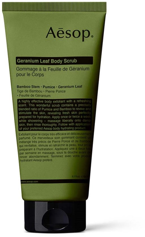 Grüne Tube mit Aesop Geranium Leaf Body Scrub, detaillierte Produktbeschreibung und Anweisungen im kleinen Text.