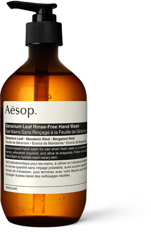 En brun flytande tvålflaska med pump, märkt 'Aesop Geranium Leaf Rinse-Free Hand Wash'.