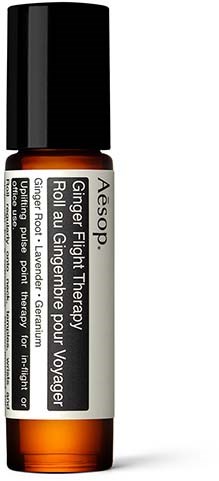 Pieni messinkiä värinen pullo, jossa on musta korkki, nimeltään ginger fight therapy ja roll-on-hoito kipua lievittämään.