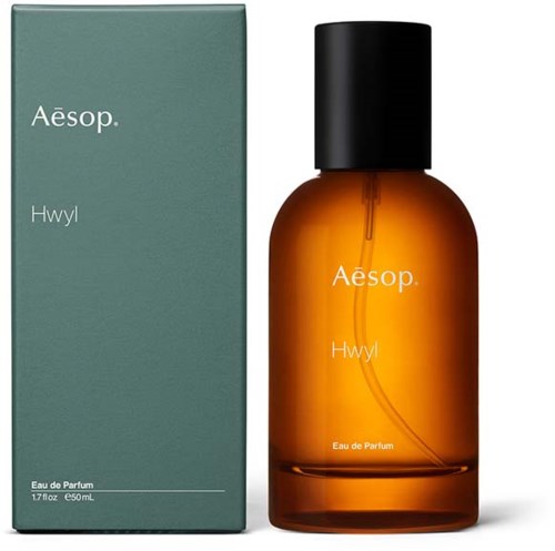 Eine braune Parfümflasche und eine grüne Schachtel, beide mit 'Aesop Hwyl' etikettiert.