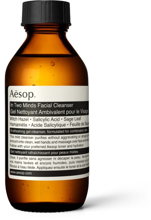 Bernsteinfarbene Flasche mit Etikett für Aesops Gesichtsreiniger mit Witch Hazel und Salbei.