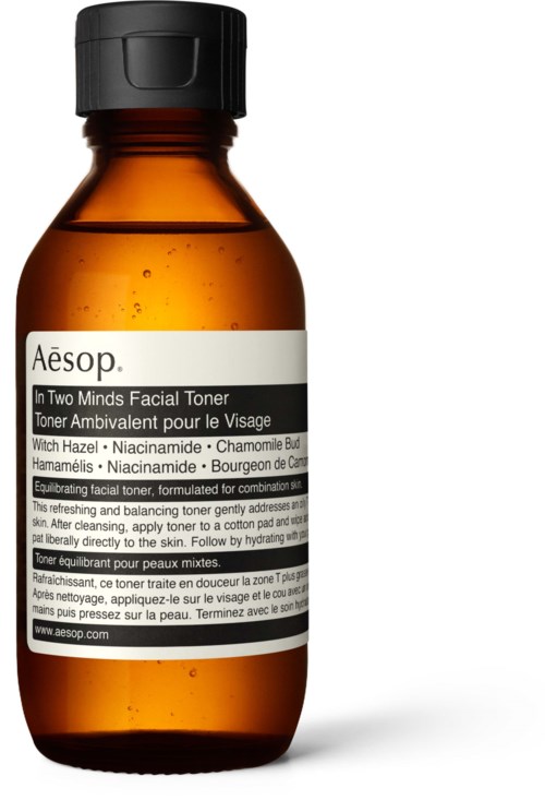 Eine braune Flasche mit Aesop Gesichtswasser mit schwarzem Deckel und detailliertem Etikett zu Inhaltsstoffen und Verwendung.