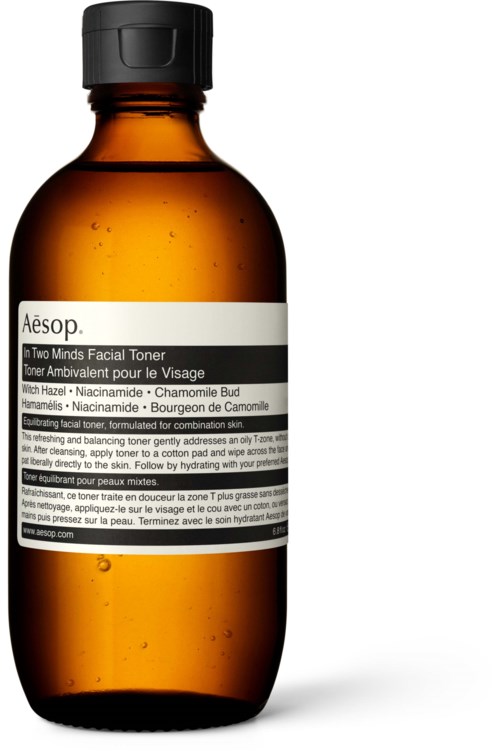 Eine kleine braune Glasflasche mit schwarzem Deckel, mit der Aufschrift Aesop Two Minds Facial Toner.