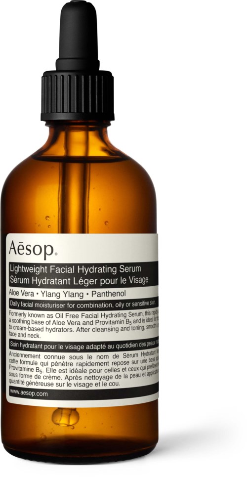 Bernsteinfarbene Glasflasche mit schwarzem Tropfer, Etikett zeigt es ist ein Gesichtsserum mit Aloe, Ylang Ylang und Panthenol.