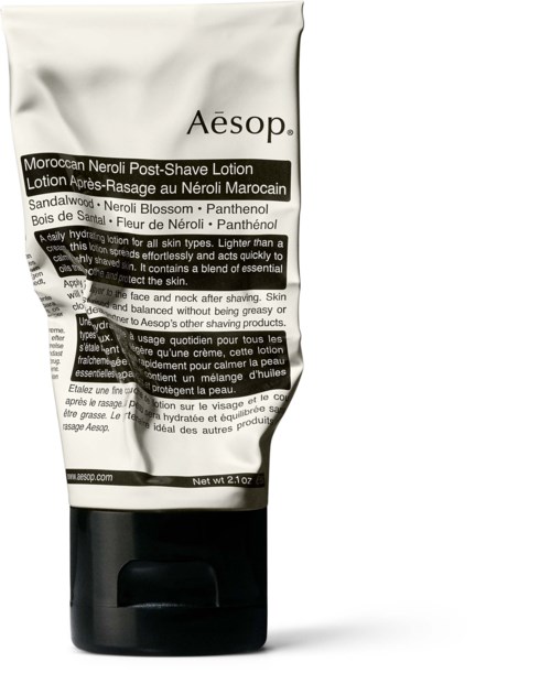 Aesop Nachrasierlotion Verpackung mit Schwarz-Weiß-Label, erwähnt marokkanische Neroli-Duft und Sandelholz.