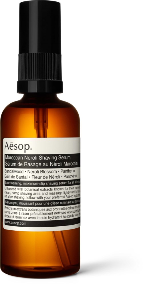 Eine braune Flasche mit schwarzem Sprühkopf, bezeichnet Aesop Moroccan Neroli Shaving Serum. Es betrifft Hautpflege und Rasur.
