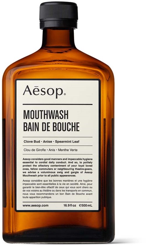 Eine braune Flasche mit Aesop Mundwasser, schwarzer Deckel, Etikett beschreibt Geschmack und Inhaltsstoffe.