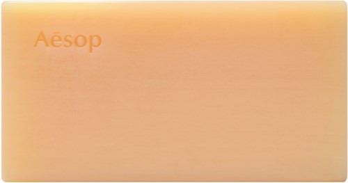 Ein Logo mit dem Wort "Aesop" in Orange auf heller Hintergrund.