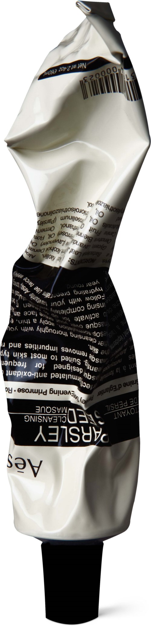 Verzogene Verpackung mit schwarz-weißen Texten und schwarzem Deckel.