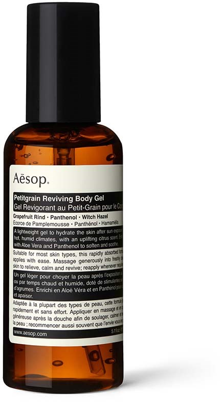Kleine braune Flasche mit Aesop-Körperspirit, schwarzem Deckel und weißem Etikett. Enthält Grapefruit und andere Zutaten.
