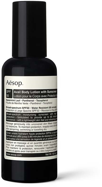 Aesop aurinkovoide vartaloemulsio pullo, musta väri, valkoinen etiketti ja SPF 50.