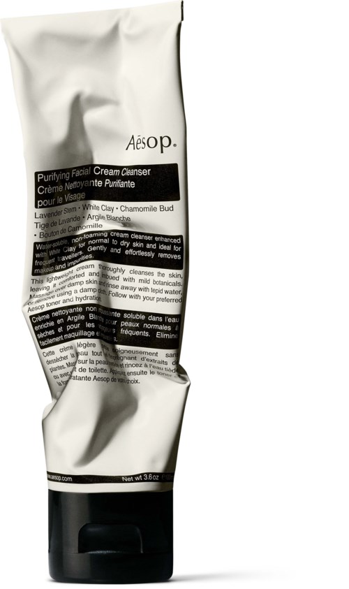 Eine Tube Aesop Reinigende Gesichtscreme mit schwarzer und weißer Verpackung, zerknittert und steht aufrecht.