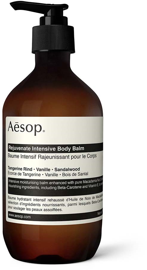 Eine braune Flasche mit schwarzem Pumphahn, markiert als Aesop Rejuvenate Body Balm mit Vanille, Sandelholz und Tangerine.