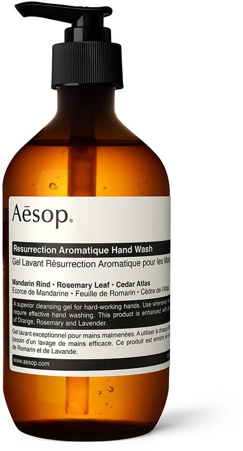 Braune Flasche mit schwarzem Pumpkopf, Etikett sagt Aesop Resurrection Aromatique Hand Wash, enthält Handseife mit Rosmarin und Lavendel.