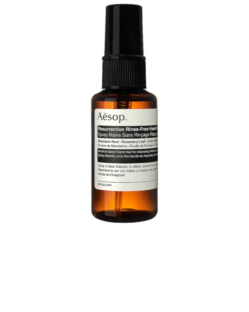 Kleine braune Sprühflasche mit schwarzem Sprühkopf und weißem Etikett, vermutlich mit einem Hautpflegeprodukt.