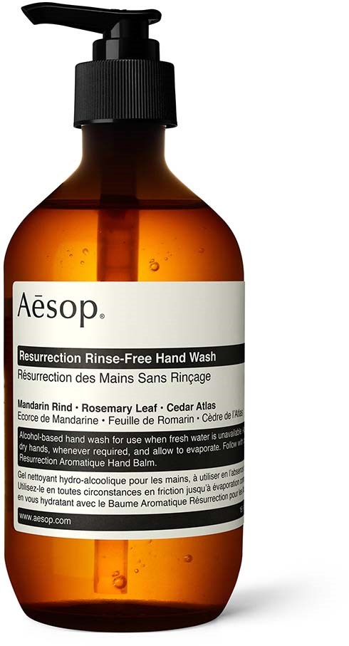 Bernsteinfarbene Flasche mit Pump, Beschriftung 'Aesop Resurrection Hand Wash' und Duftnoten wie Rose und Mandarine.
