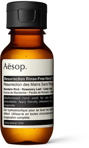 Kleine braune Flasche mit schwarzem Deckel, beschriftet Áesop Resurrection Rinse-Free Hand Wash, enthält Handdesinfektionsmittel.