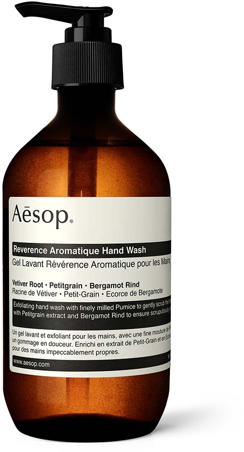 Eine braune Flasche mit schwarzem Pumpkopf enthält Aesop Reverence Aromatique Hand Wash. Das Etikett hat Text auf Englisch und Französisch.