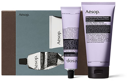 Ein Hautpflege-Set von Aesop mit Tube, kleiner Flasche und großer Flasche auf einer Schachtel.