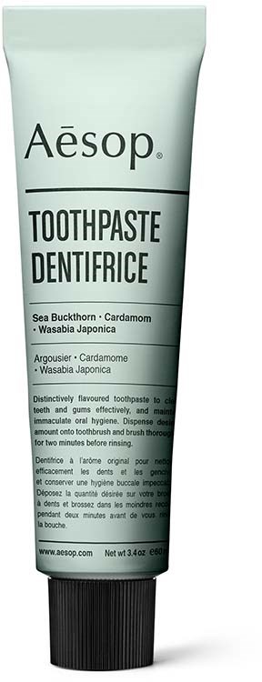 Aesop-hampa toothpaste -putki, jossa on merihappoa, kardemummaa ja wasabia, ja sen kuvaus useilla kielillä.