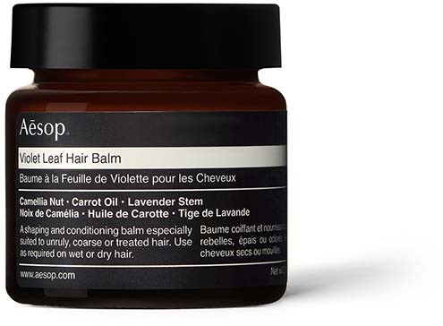 Ein Glas Aesop Violet Leaf Hair Balm mit schwarzem Deckel, gekennzeichnet für feuchtigkeitsspendendes und pflegendes Haar.