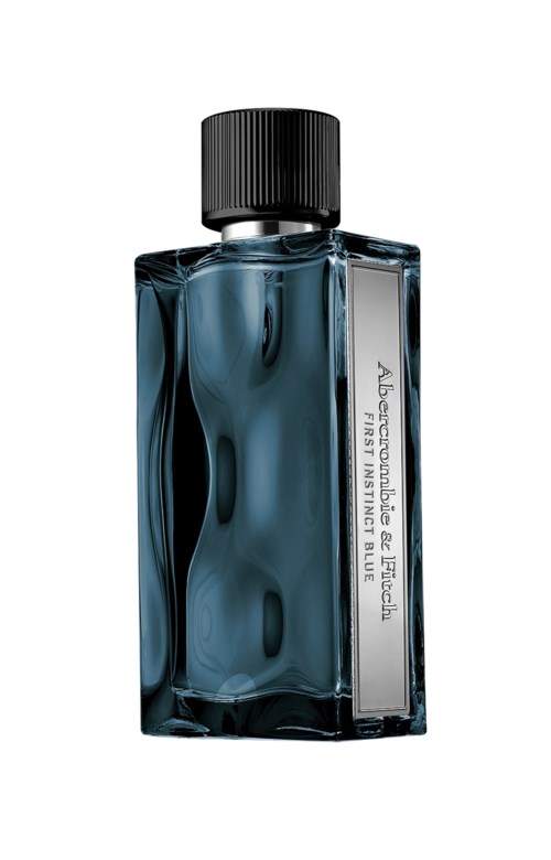 Een blauwe parfumfles met een zwarte dop, gemarkeerd met 'Aloe & Equilibrium First Instinct Blue' aan de zijkant.
