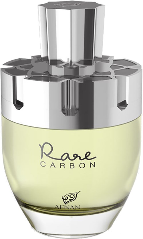 Een parfumfles met 'Rare Carbon'-label, zilveren dop en lichtgele vloeistof.