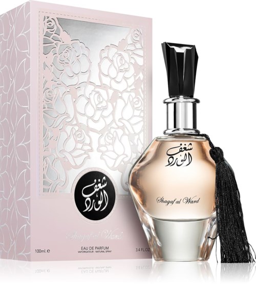 En parfönflaska med svart lock och tofs står bredvid en rosa presentlåda med utskurna rosor.