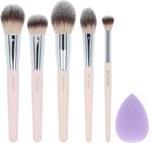 Fem makeupborstar med pastellhandtag och olika storlekar, plus en lila makeupsvamp.