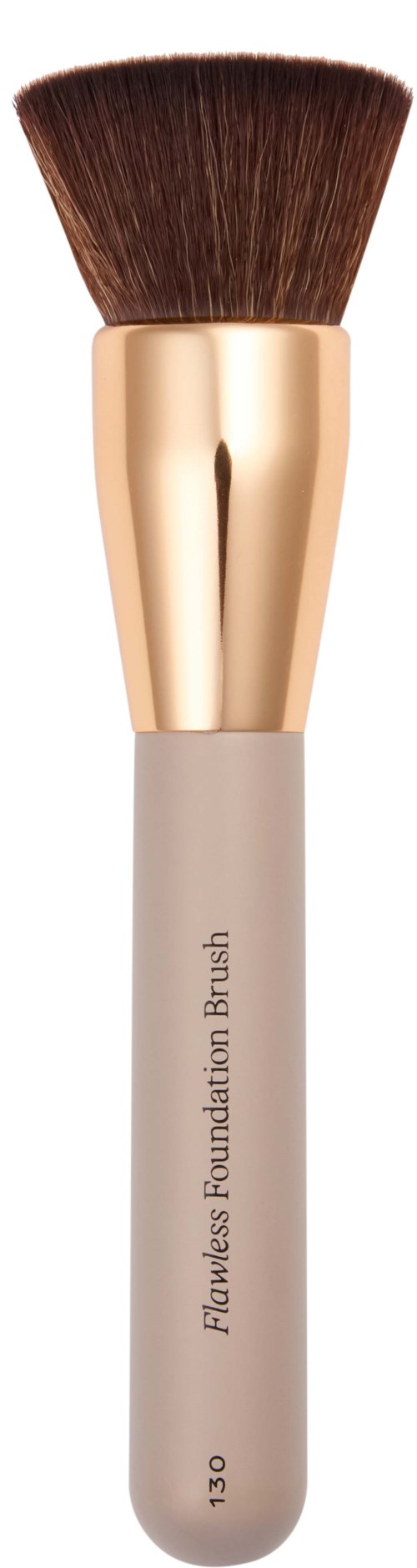 Sminkebørste med brune bust, gullfarget og hvit håndtak, merket 'Flawless Foundation Brush'.