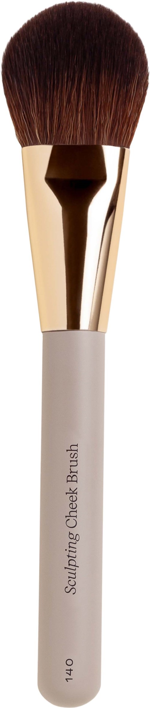 Make-up kwast met wit handvat, gouden metalen huls en bruine haren voor gezichtcontour.