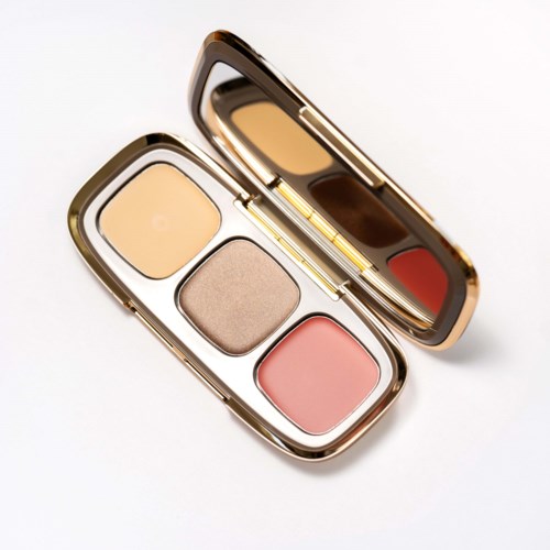 Ein kleines Make-up-Set mit drei verschiedenen Farben enthalten, in einer glänzenden Goldhülle mit Spiegel.