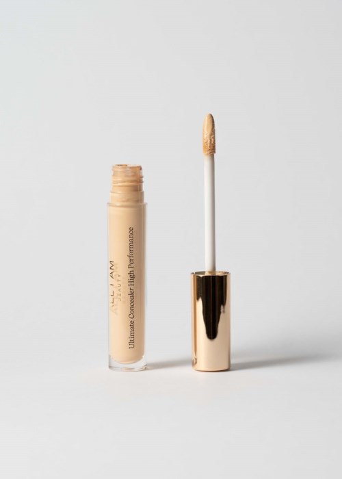 Een beige lipgloss met een gouden dop en applicator op een witte achtergrond.