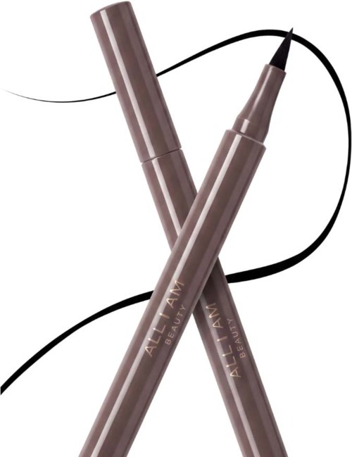 Två bruna ögonbrynspennor korsade varandra med elegant förpackning och texten all AM Beauty. Enkla svarta och vita linjer i bakgrunden.