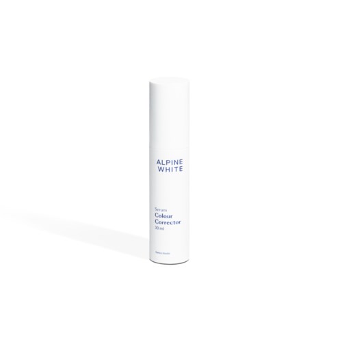 Długa biała butelka z niebieskim napisem 'Alpine White Serum Colour Corrector' i pojemnością 30 ml.