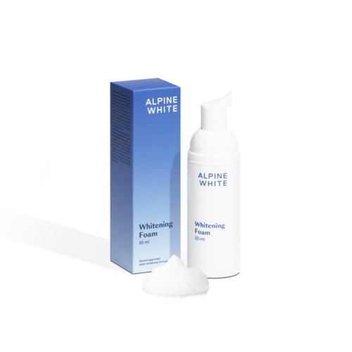 Biała piana i niebieskie opakowanie Alpine White Whitening Foam, 50 ml, są pokazane. Pianka znajduje się przed pudełkiem.
