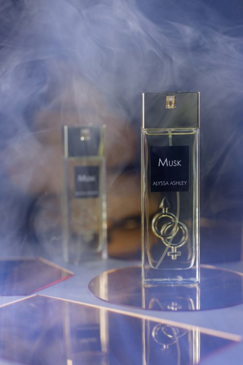 Ein Parfümflasche mit der Aufschrift 'MUSK' mit Symbolen für Mann und Frau auf der Vorderseite.