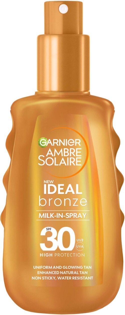 Een bronzen sprayfles met 'Garnier Ambre Solaire Ideal Bronze' biedt hoge zonnebescherming.