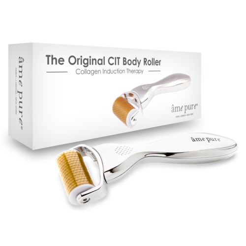 Ein weißer Karton zeigt ein Kollagen-Treatment-Gerät namens CIT Body Roller, mit einer Rolle und Griff. Die Rolle ist orange.