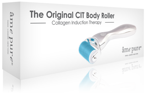 Eine Verpackung mit einem silbernen Massageroller für Hauttherapie und Produktname.