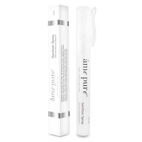 Eine weiße Flasche und ein hoher Karton für 'âme pure' Desinfektionsspray mit grauem Text.