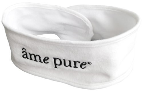 Ein weißes Spa-Headband mit schwarzem Text, der 'âme pure' sagt.