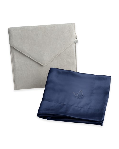 Eine graue Mappe und ein dunkelblauer Seidenschal mit einem kleinen Schmetterlingslogo.