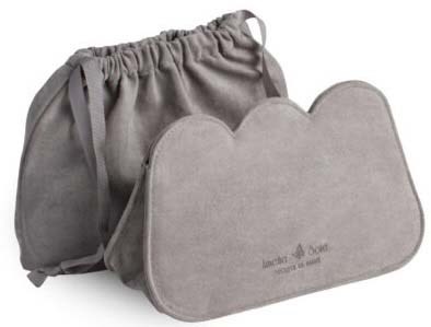 Weiche graue Wolkenform-Kissen und passende Beutel aus hellgrauem Stoff.
