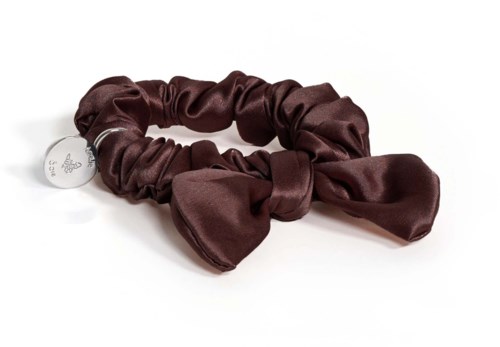 Ein brauner Satin-Haarband mit großem Schleifen, auf weißem Hintergrund.