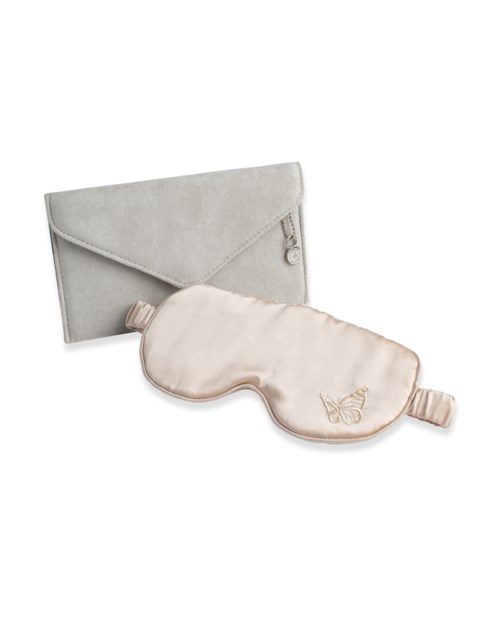 Eine Schlafmaske mit Schmetterlingslogo und passender grauer Tasche.